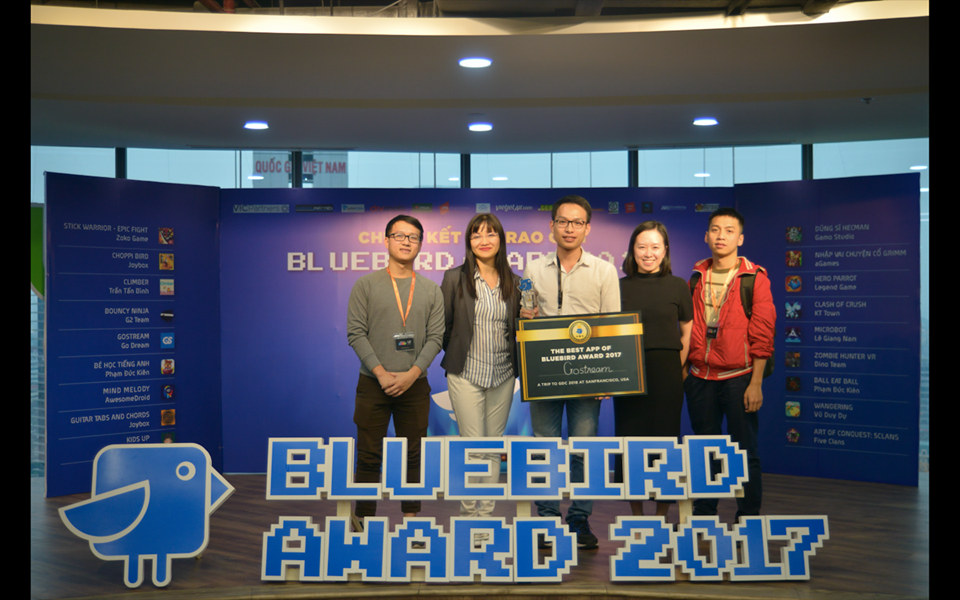 Nhóm Godream nhận giải thưởng tại đêm chung kết BlueBird Award. 