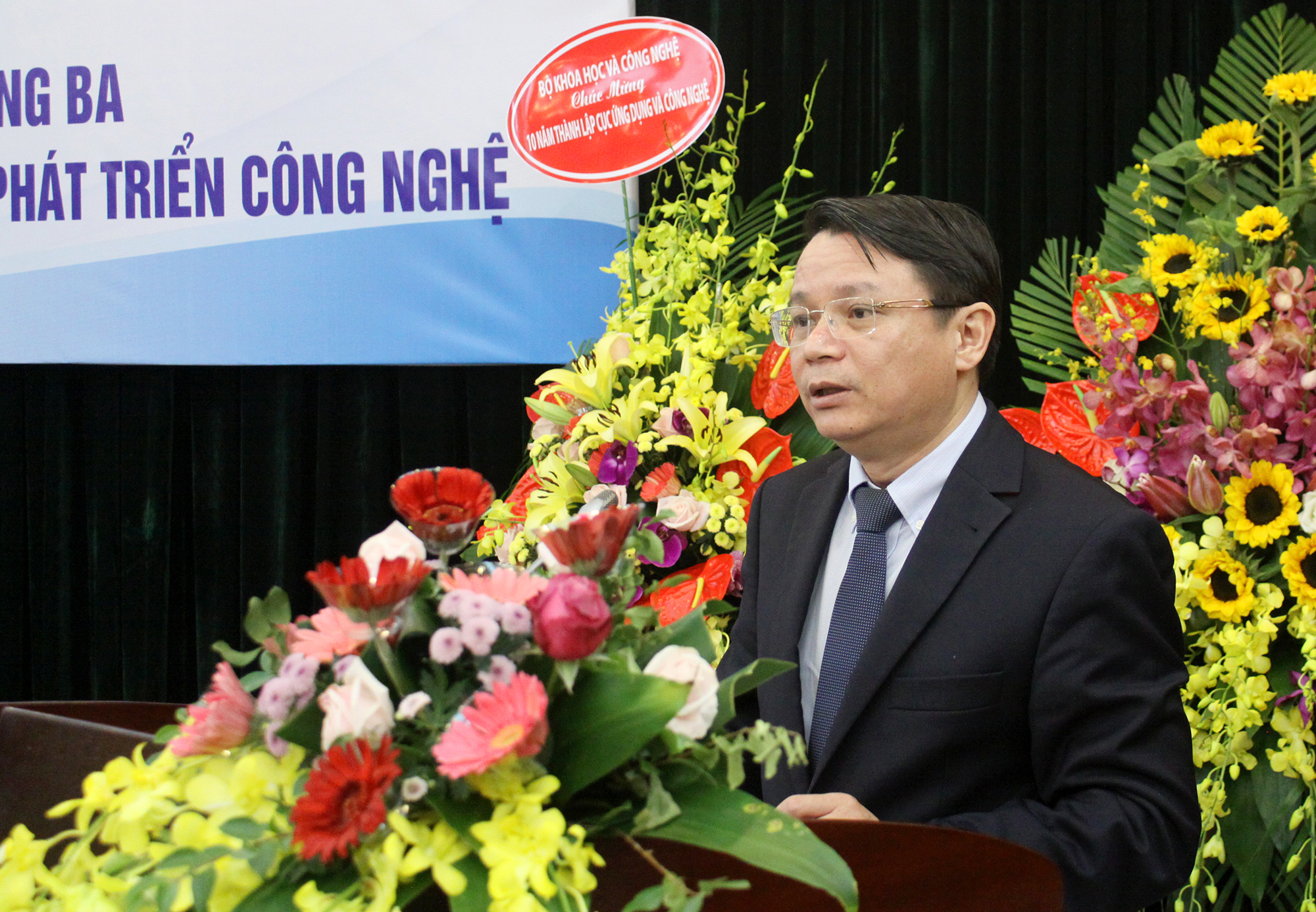 Cục trưởng Cục ƯDPTCN Tạ Việt Dũng báo cáo tổng kết 10 năm của Cục.