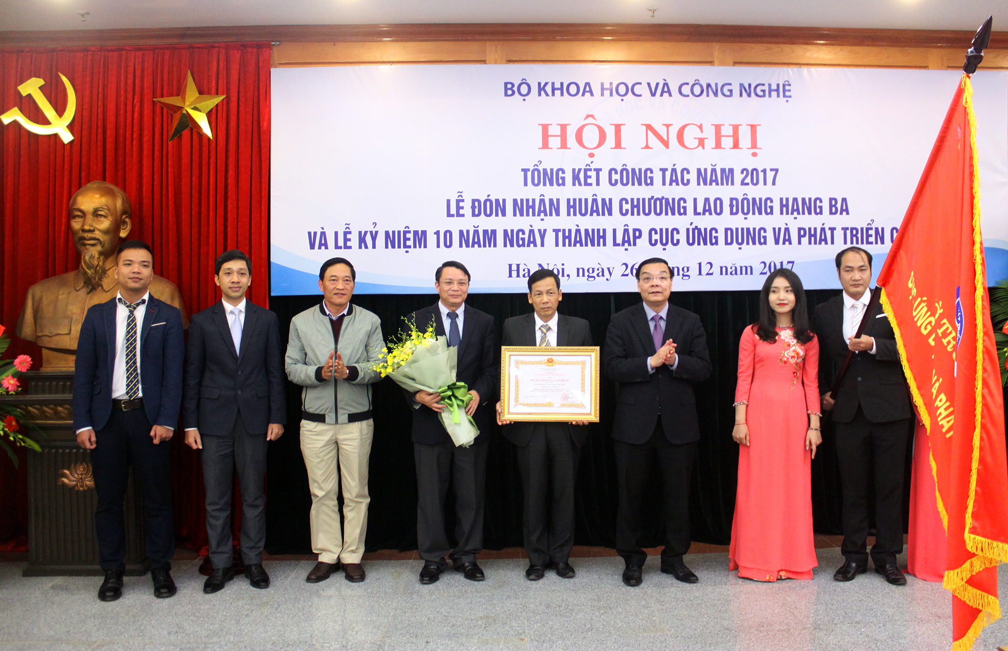 Bộ trưởng Bộ KH&CN Chu Ngọc Anh thay mặt Lãnh đạo Đảng và Nhà nước trao tặng Huân chương Lao động hạng Ba cho tập thể Cục Ứng dụng và Phát triển công nghệ.