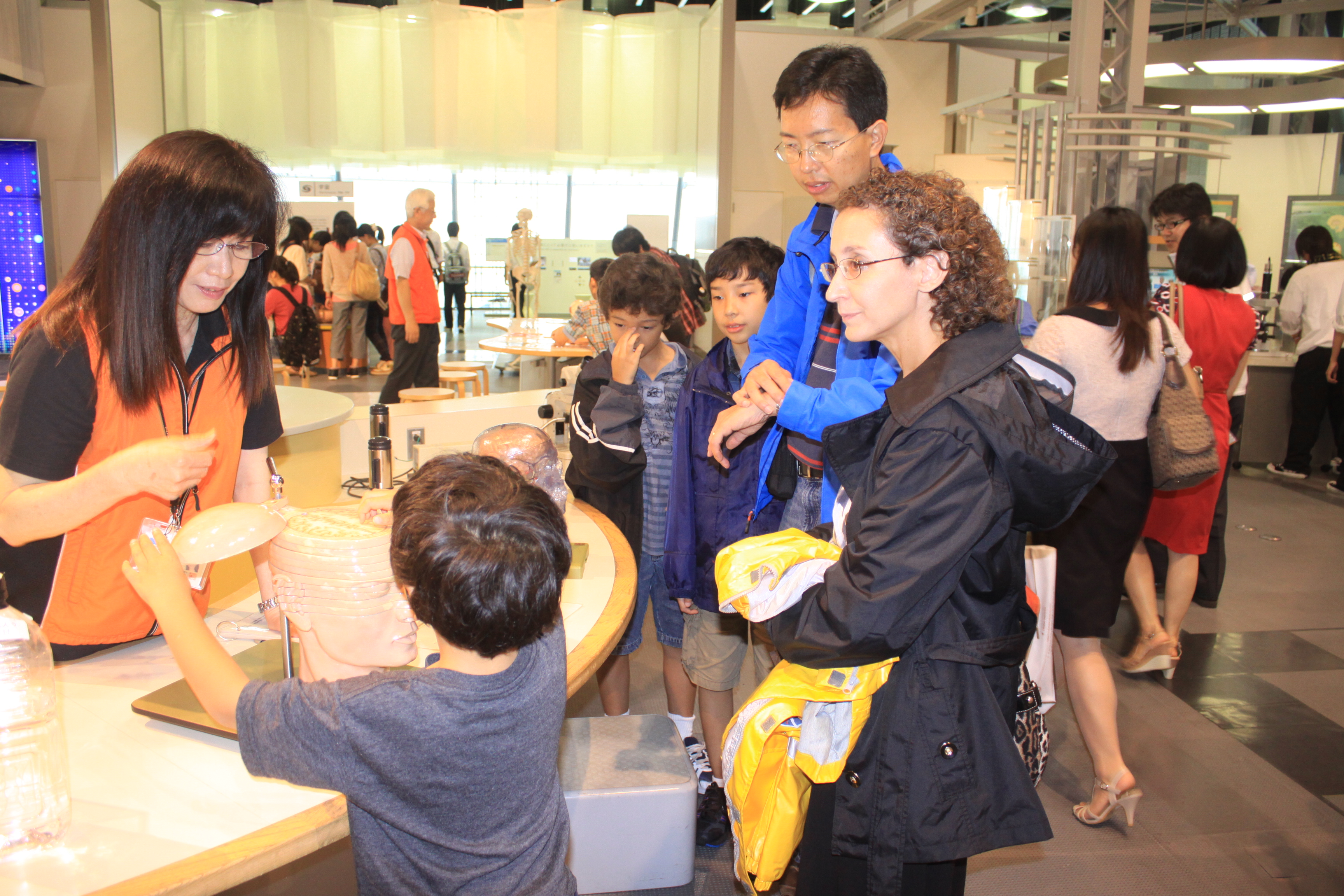 Hoạt động trải nghiệm tại Bảo tàng Quốc gia về khoa học và sáng tạo tiên tiến Nhật Bản (Miraikan)