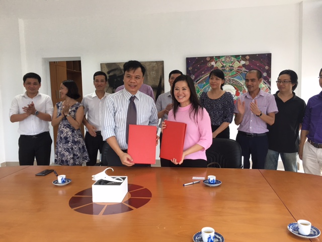 Bà Lê Thị Thái Tần(phải) và ông Nguyễn Thế Trung (trái) trong buổi ký kết hợp tác thành lập chuỗi phòng nghiên cứu sóng não với DTT.