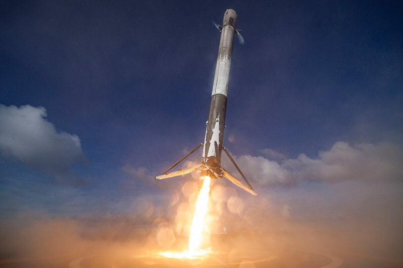 Tàu Falcon 9 hạ cánh.