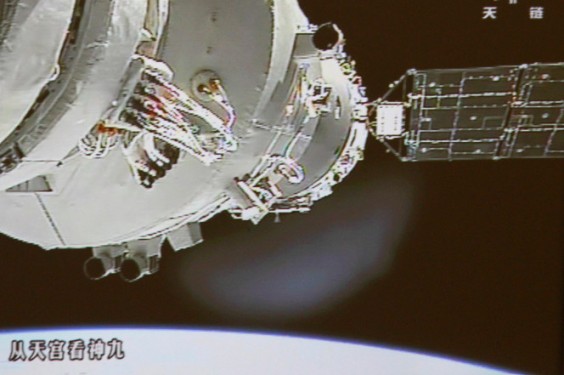 Tàu vũ trụ Thần Châu 9 và trạm Thiên Cung 1. Ảnh: AP