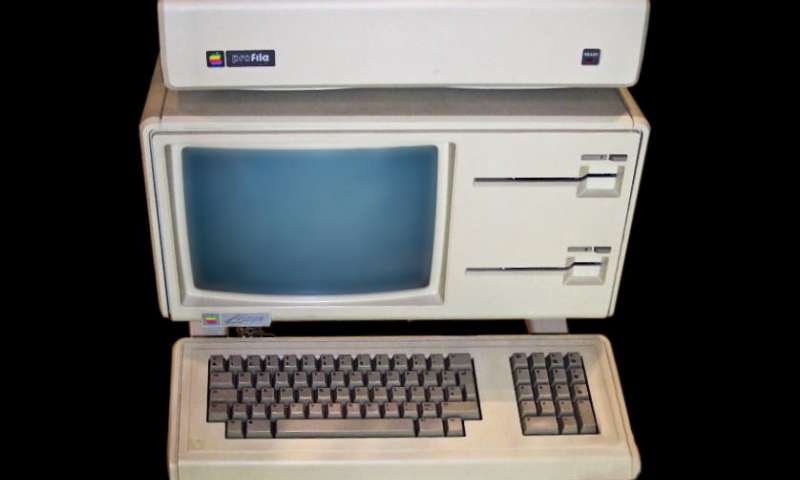 Máy tính Lisa với ổ cứng ProFile lắp bên trên. Ảnh: Stahlkocher/ Liên minh cấp phép nguồn mở miễn phí GNU