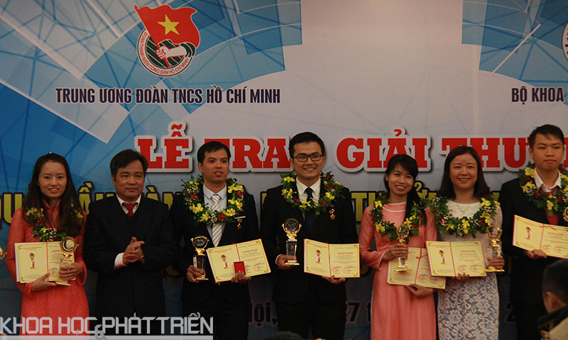 Tiến sĩ Võ Thanh Sang (thứ 3 từ trái qua) tại lễ trao giải Quả cầu vàng 2017.