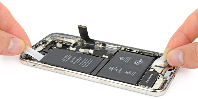   Apple đang cầu mong người dùng không mang iPhone X tới thay pin mới.