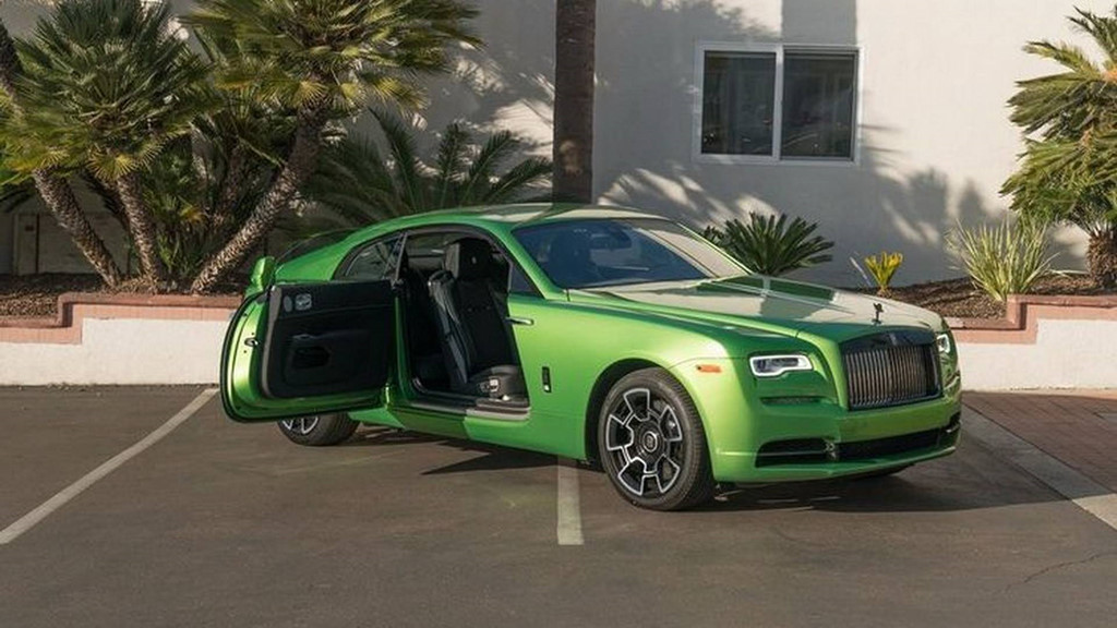  Hiện tại, chiếc Rolls-Royce Wraith Java Green đang được trưng bày tại đại lý cao cấp ở San Diego, California với mức giá lên tới 411.825 USD (tương đương 9,4 tỷ đồng).