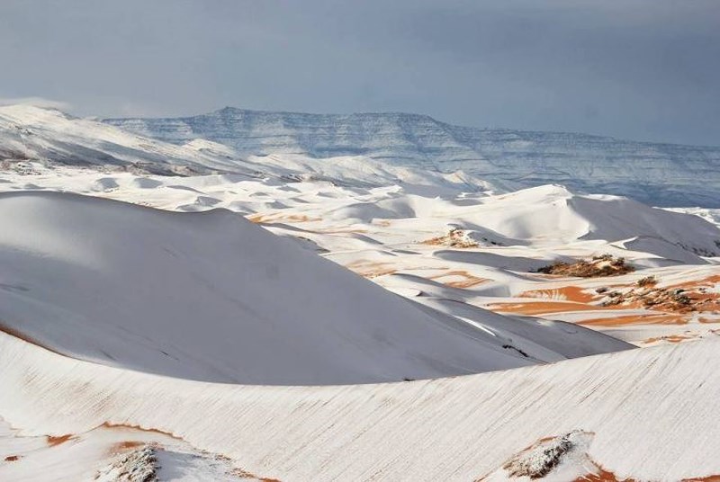 Hiện tượng thời tiết bất thường tạo nên khung cảnh thiên nhiên kỳ vĩ trên sa mạc Sahara