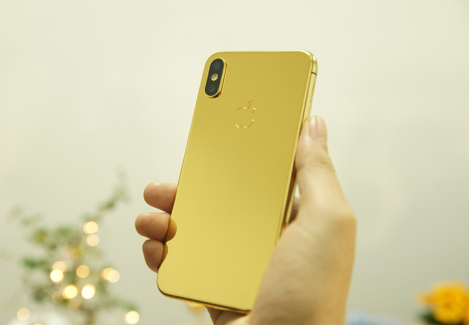 Phiên bản mạ vàng 24K được Golden Gift, một hãng chế tác ngay tại Việt Nam, làm ra. Tuy nhiên, việc tạo ra iPhone X mạ vàng được cho là khó khăn và mất thời gian hơn nhiều các đời iPhone trước. Vì máy không dùng vỏ kim loại nguyên khối mà có mặt lưng làm từ kính. 