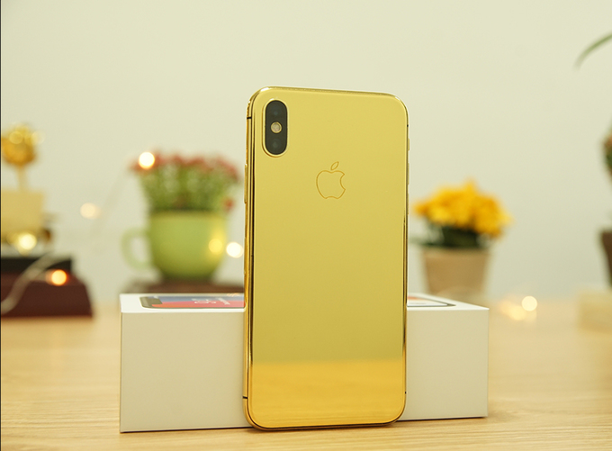 Đánh đổi cho tông màu vàng bóng tạo cảm giác sang trọng và khác biệt so với phiên bản gốc, iPhone X mạ vàng 24K của Golden Gift cũng còn tính năng sạc không dây. Do can thiệp vào thiết kế, máy cũng mất khả năng chống nước như sản phẩm nguyên bản.