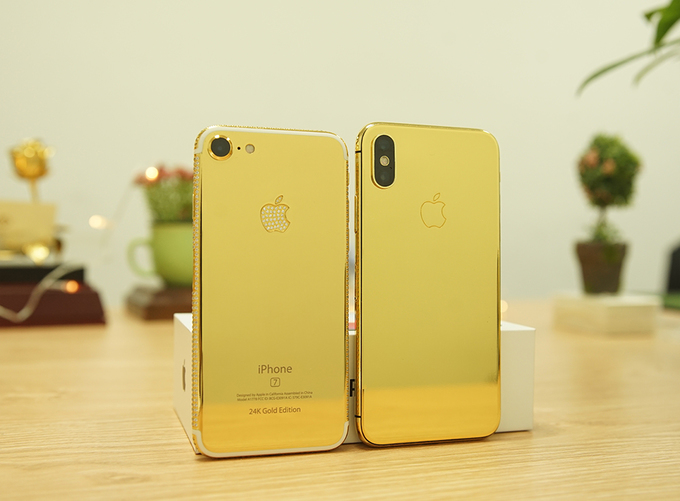Ngoài iPhone X, iPhone 8 và 8 Plus cũng có phiên bản mạ vàng 24K dù mặt lưng làm từ kính, khác với iPhone 6s hay 7 trước đó. Chi phí để cho sản phẩm mạ vàng từ 9 cho tới 15 triệu đồng tuỳ vào việc có muốn cá nhân hoá nhiều hay không.