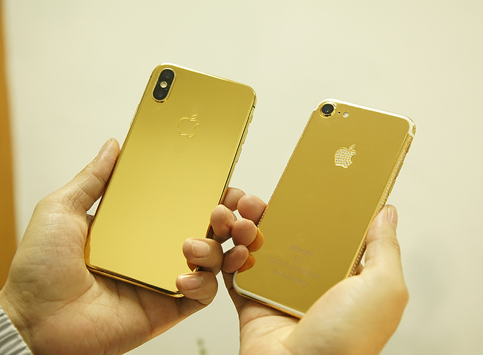 So với mặt kính nguyên bản, iPhone 8 và iPhone X mạ vàng nặng nhưng cầm bám tay hơn so với cũ. So với kính nguyên bản, mặt lưng vàng bóng không chỉ bám vân tay mà còn dễ xước hơn.