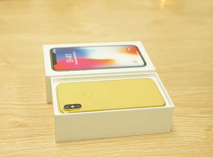 Số tiền chênh lệch với giá gốc để sở hữu iPhone X phiên bản mạ vàng 24K có thể dùng để mua được một chiếc iPhone 6s và iPhone 7 hàng mới. Khác với những đời iPhone trước, iPhone X lần này không có phiên bản màu vàng, chỉ có hai màu sắc đen xám và trắng. 