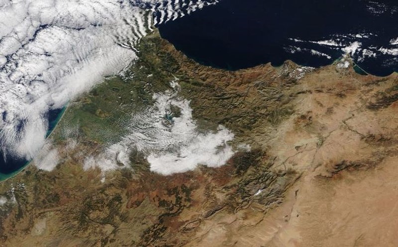 Ảnh chụp vệ tinh của Cơ quan hàng không vũ trụ Mỹ NASA cho thấy tuyết xuất hiện trên sa mạc Sahara