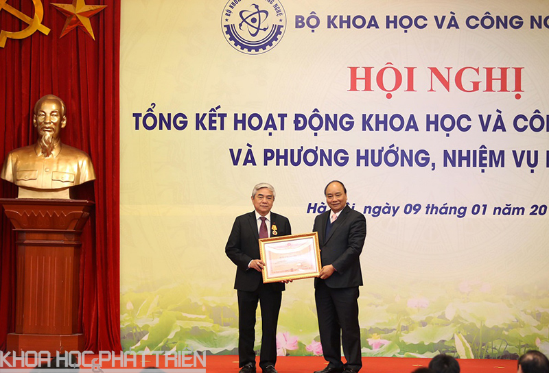 Thủ tướng Chính phủ Nguyễn Xuân Phúc trao Huân chương Độc lập hạng Ba cho ông Nguyễn Quân.