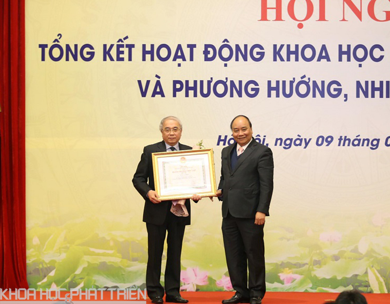 Thủ tướng Chính phủ Nguyễn Xuân Phúc đã trao tặng Huân chương Độc lập hạng Nhất cho nguyên Bộ trưởng Bộ KH&CN Hoàng Văn Phong