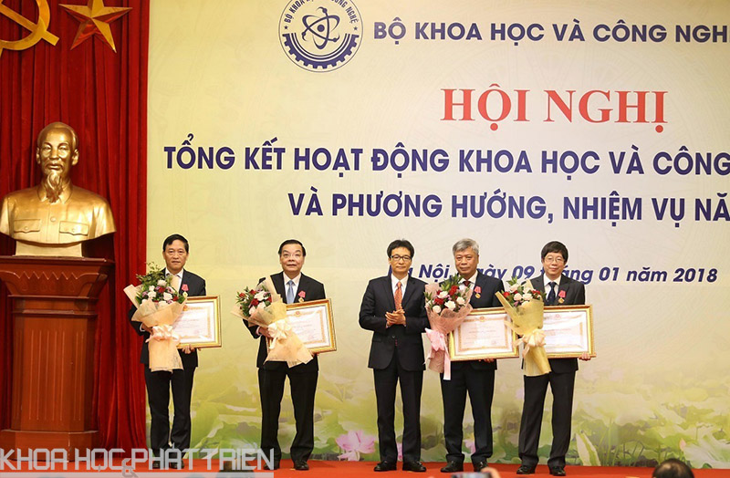 Phó Thủ tướng Vũ Đức Đam trao tặng Huân chương lao động cho Bộ trưởng Chu Ngọc Anh, Thứ trưởng Trần Quốc Khanh, Trần Văn Tùng và nguyên Thứ trưởng Trần Việt Thanh.