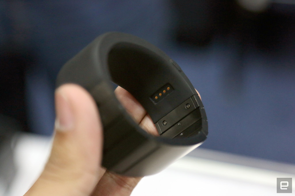 Cách đây hai năm, Innomdle Lab từng mang đến CES 2016 bản mẫu vòng đeo tay thông minh cho phép người dùng nhận cuộc gọi thông qua ngón tay.