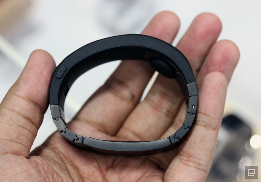Tại CES 2018 lần này, công ty đã giới thiệu phiên bản hoàn chỉnh chiếc vòng đeo Sgnl có thể kết nối với smartphone thông qua Bluetooth.