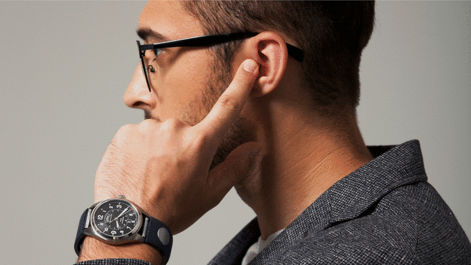 Thiết bị sử dụng cơ cấu truyền âm qua xương giống như Google Glass trước đây từng áp dụng: khi ghép nối Sgnl với điện thoại, người dùng nghe cuộc gọi bằng cách chạm ngón tay vào tai, rung động từ chiếc vòng sẽ truyền sang tay, đến đầu ngón tay và âm thanh sẽ truyền vào màng nhĩ. Một micro tích hợp trên vòng đeo sẽ nhận nhiệm vụ thu tiếng của người dùng. 