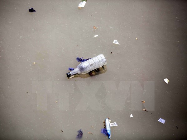Rác thải nhựa bị vứt xuống lòng sông ở Calcutta, miền đông Ấn Độ ngày 14/6. (Nguồn: EPA/TTXVN)