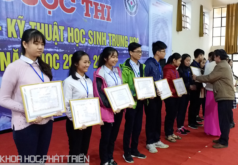 Ban tổ chức trao thưởng cho các thí sinh đoạt giải.