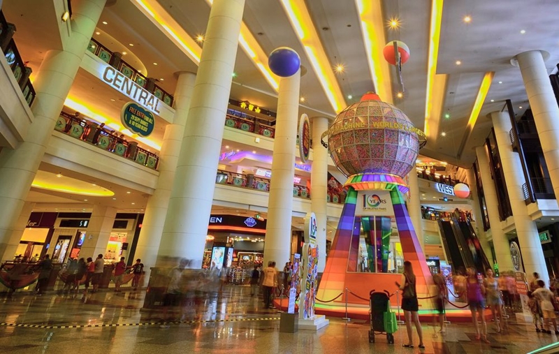Khách sạn Berjaya Times Square và khu bán lẻ ở Kuala Lumpur, Malaysia, tạo ra máy bán hàng tự động lớn nhất thế giới. Cỗ máy có chiều cao 9,7 mét và đường kính là 4,5 m. Ảnh: Shutterstock.