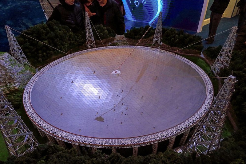 FAST – kính thiên văn vô tuyến lớn nhất thế giới – được xây dựng tại huyện Bình Đường, tỉnh Quý Châu, Trung Quốc. Đường kính của nó là 500 m. Sau 5 năm thiết kế và xây dựng, FAST bắt đầu đi vào hoạt động từ năm 2016. Ảnh: Wikimedia.