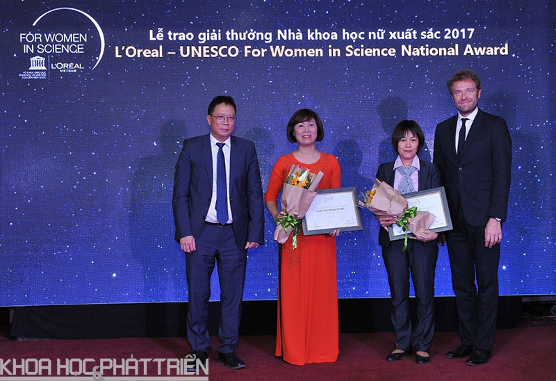 Ban tổ chức trao thưởng cho 2 nhà khoa học nữ xuất sắc năm 2017 là PGS.   TS   Nguyễn  Thị Hoài (thứ hai từ phải qua) và TS. Trần Thị Ngọc Dung (áo dài cam)