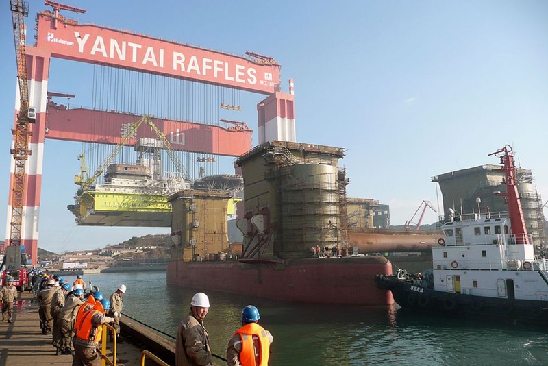 Taisun hiện là chiếc cần cẩu lớn nhất thế giới. Nó hoạt động tại nhà máy đóng tàu Yantai Raffles ở Yên Đài, một thành phố thuộc vùng đông bắc Trung Quốc. Chiếc cần cẩu này có thể nâng trọng tải tối đa 20.000 tấn. Ảnh: Wikimedia.