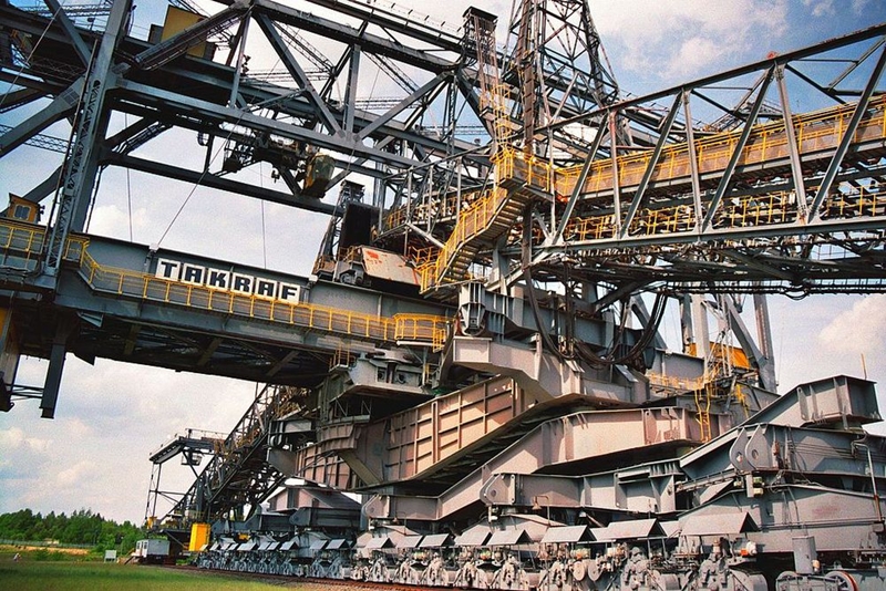 Overburden Conveyor Bridge F60 là chiếc cầu băng tải khổng lồ được sử dụng để khai thác than nâu ở các mỏ lộ thiên tại Lusatia – một vùng thuộc phía đông nước Đức. Nó có kích thước tương đương với Tháp Eiffel (Pháp). Ảnh: J.-H. Janßen.