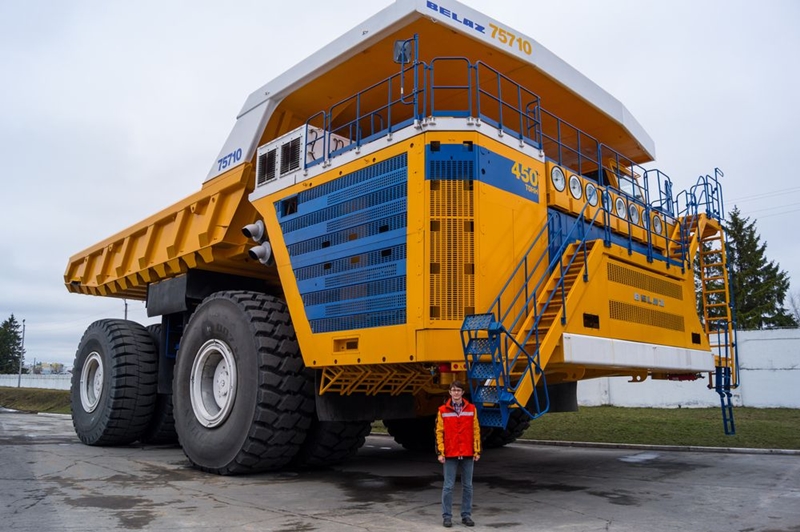 Belaz 75710 là xe tải chở hàng có sức chứa lớn nhất thế giới do hãng Belaz tại Belarus chế tạo. Nó có chiều cao 8,2 m, rộng 20,7 m và nặng gần 386 tấn. Tốc độ tối đa của chiếc xe là 64 km/h. Ảnh: Shutterstock.