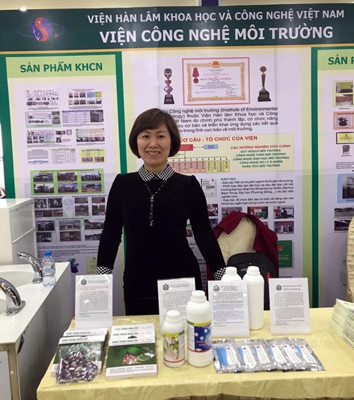 TS Trần Thị Ngọc Dung với các sản phẩm trưng bày tại triển lãm thành tựu nghiên cứu khoa học của Viện Hàn lâm Khoa học và Công nghệ Việt Nam lần thứ hai. Ảnh: HỒNG THỦY.