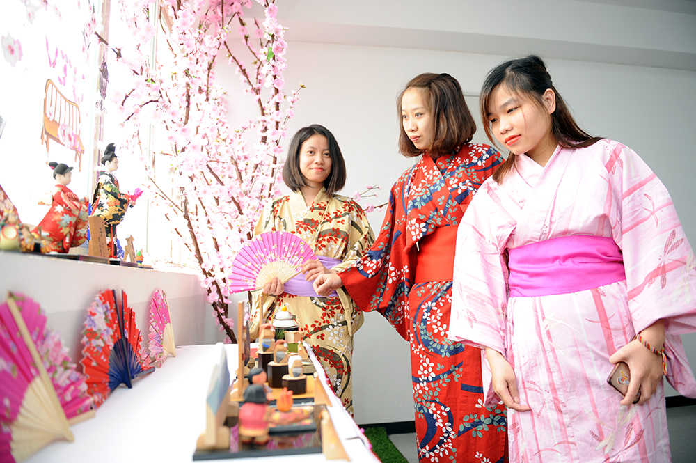 Người tham dự được trực tiếp trải nghiệm và giao lưu văn hóa Nhật Bản. Trong hình là lễ phục Yukata. Ảnh: VJU cung cấp 