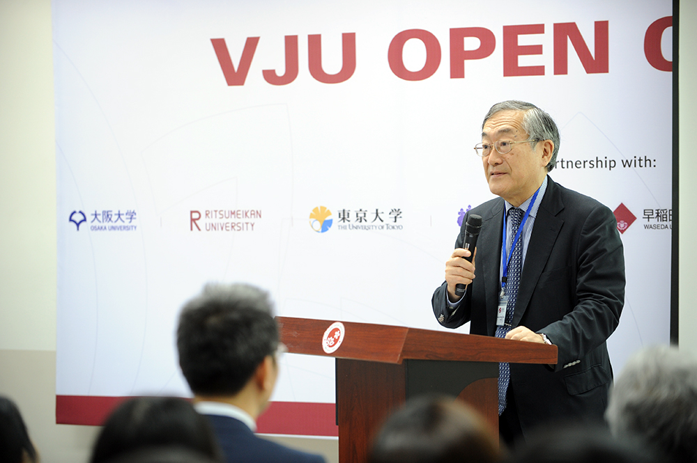 GS Furuta Motoo, hiệu trưởng Đại học Việt Nhật phát biểu khai mạc sự kiện VJU Open Campus. Ảnh: VJU cung cấp