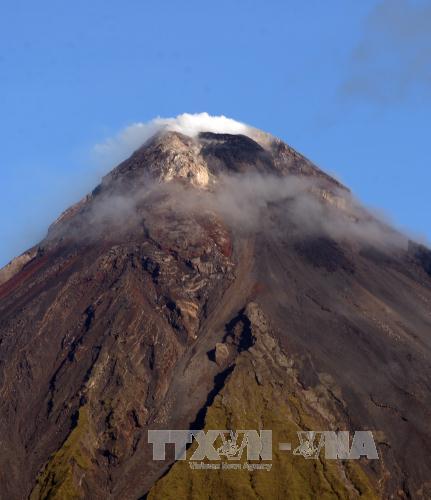  Sức nóng từ miệng núi lửa Mayon cho thấy dòng dung nham sắp phun trào, trong khi các cột tro và hơi nước liên tục được phun ra. Ảnh: AFP/TTXVN