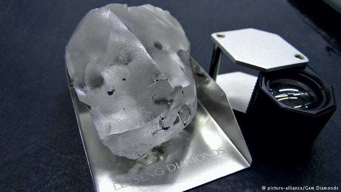 Đây là viên kim cương không màu loại IIa có chất lượng vượt trội