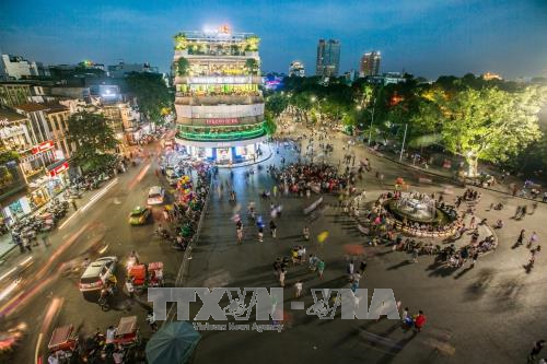 Phố đi bộ đoạn quảng trường Đông Kinh Nghĩa Thục rất đông người mỗi dịp cuối tuần. Ảnh: Trọng Đạt/TTXVN