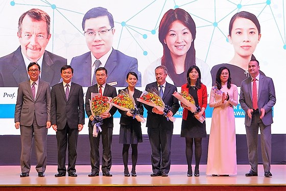 Đồng chí Nguyễn Thị Thu (thứ 2 từ phải qua), Phó chủ tịch UBND TPHCM  tặng hoa chúc mừng 4 nhà khoa học xuất sắc