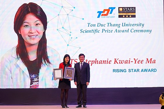 GS Lê Vinh Danh, Hiệu trưởng Trường ĐH Tôn Đức Thắng trao giải thưởng cho GS Stephanie Kwai -Yee Ma (ĐH Hồng Kông) được trao giải thưởng Ngôi sao đang lên 