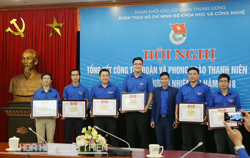  Ông Lê Vũ Tiến trao giấy khen cho các đại diện cơ sở Đoàn. 