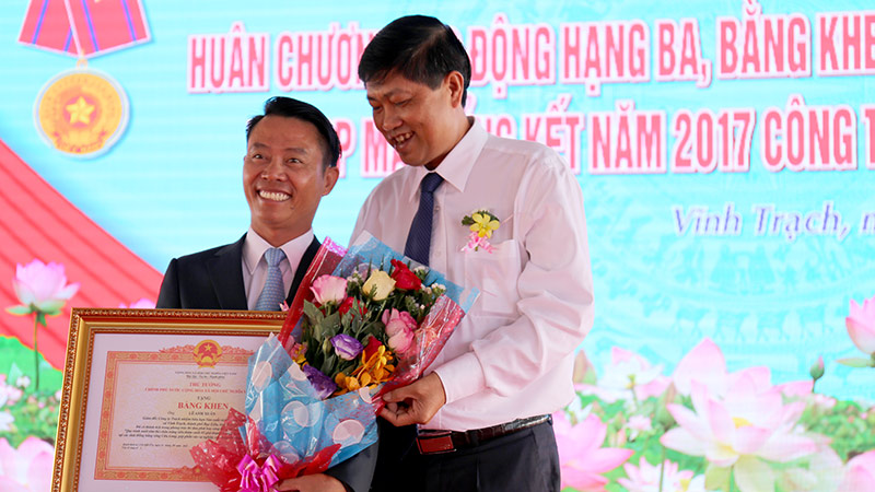 Tổng Giám đốc Lê Anh Xuân (trái) tại Lễ đón nhận Huân chương Lao động hạng 3 cho Công ty Trúc Anh và Bằng khen của Thủ tướng Chính phủ cho Tổng Giám đốc công ty. Ảnh: Phương Nam.