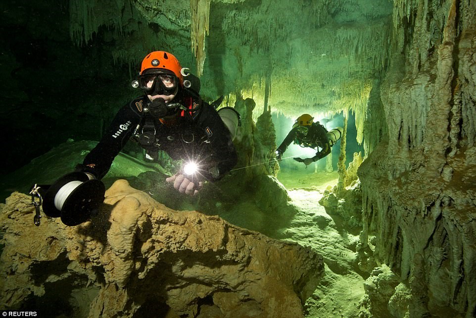 Nhóm các nhà khoa học trên làm việc trong dự án The Gran Acuifero Maya. Họ đã mất khoảng 10 tháng lặn và len loi qua các khe hẹp trong hang động Sac Actun. (Nguồn: Reuters)