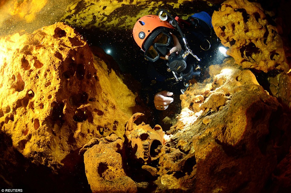 Hơn 200 hang nhỏ, trong đó khoảng 263 km thuộc hang Sac Actun thông với hang Dos Ojos dài khoảng 83 km, tạo thành hang động dưới nước lớn nhất thế giới. (Nguồn: Reuters)