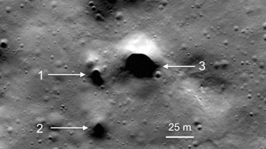 Một miệng hố lớn tại vùng Philolaus Crater - gần cực Bắc mặt trăng, nơi các nhà khoa học kỳ vọng sẽ là một trong những cánh cổng dẫn đến thế giới của băng và nước ngầm - ảnh: NASA