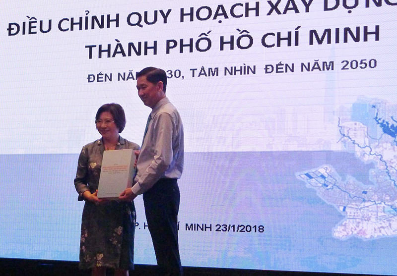 Bà Phan Thị Mỹ Linh trao hồ sơ điều chỉnh quy hoạch xây dựng vùng TPHCM cho ông Trần Vĩnh Tuyến