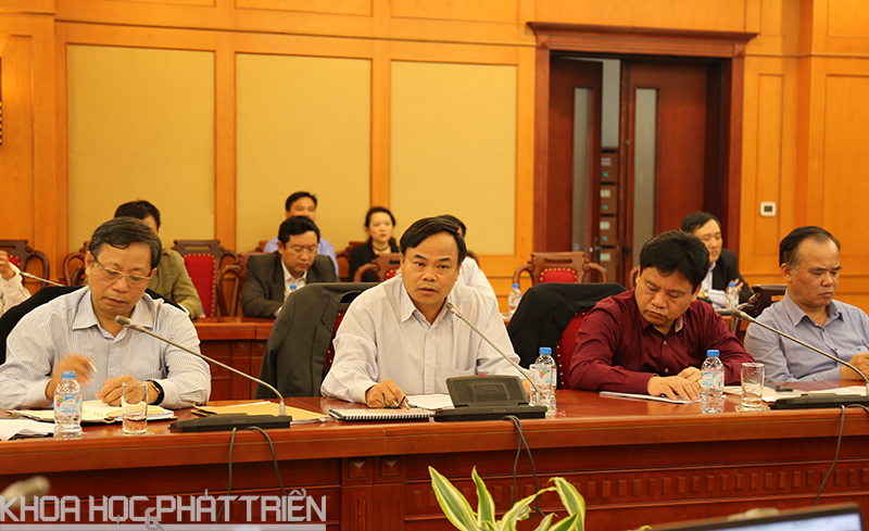 Ông Trần Văn Vinh (giữa) phát biểu tại buổi họp báo.
