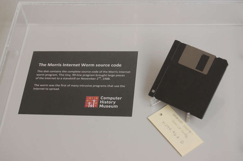 Đĩa mềm chứa mã nguồn của Robert Tappan Morris tại Bảo tàng Lịch sử Máy tính ở Mountain View, California. Ảnh: Intell Free Press/Flickr CC BY-SA 2.0 