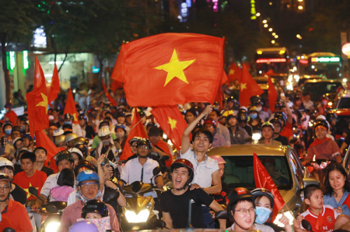 Người dân TP HCM đổ ra đường ăn mừng chiến thắng của đội tuyển U23 Việt Nam tối 23/1. Ảnh: Thành Nguyễn.