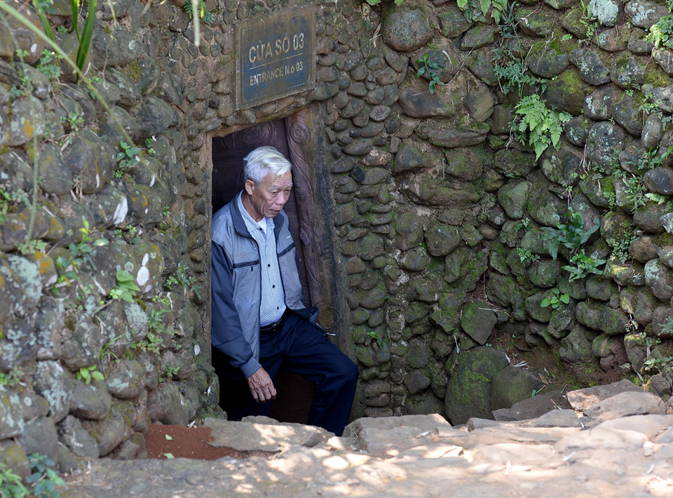 Hãng tin AFP của Pháp mới đây đã đăng tải những hình ảnh về địa đạo Vịnh Mốc tại tỉnh Quảng Trị của Việt Nam. Đây là một trong hàng trăm hệ thống hầm được đào trong suốt những năm kháng chiến chống Mỹ cứu nước, vừa là nơi lánh nạn của người dân, vừa là nơi gặp gỡ, họp hành của các cán bộ chiến sĩ. Ảnh chụp ông Nguyen Tri Phuong, một trong số 250 người tham gia đào địa đạo Vịnh Mốc.